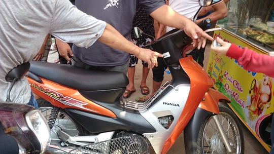 1457081665-nu-sinh-vien-quat-nga-ten-trom-xe-may-o