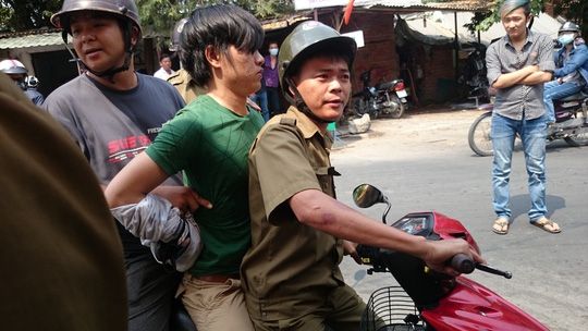 1457081665-nu-sinh-vien-quat-nga-ten-trom-xe-may-o