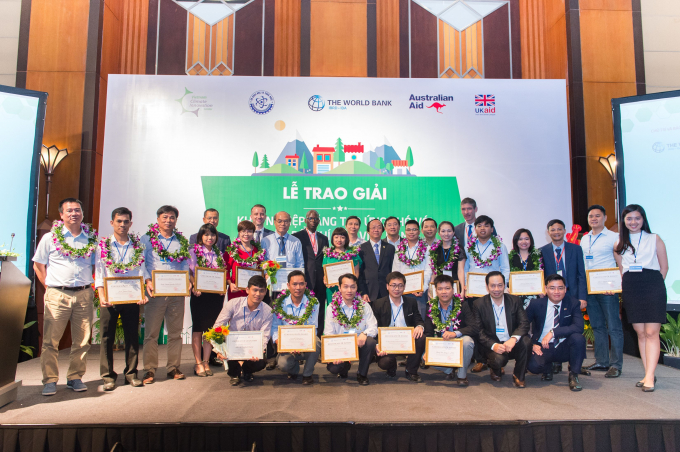 Cac lanh dao, dai dien trao giai chup hinh luu nie