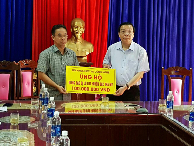 anh 2 BT trao tien ung ho