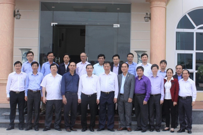 anh 3.3 chup anh luu niem cong ty gom