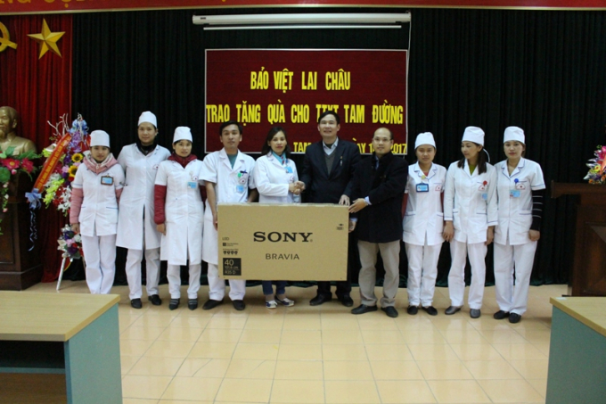 Lãnh đạo Bảo việt Lai Châu tặng quà cho đại diên l