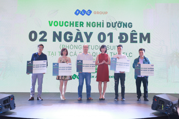 Ảnh 3. Các khách hàng may mắn trúng thưởng tại sự 