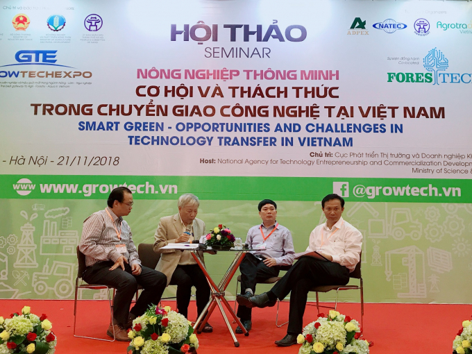 anh 2 cac dai bieu trao doi tai hoi thao nong nghi