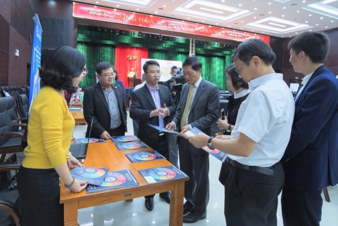 28.11 Cac dai bieu tham quan gian hang