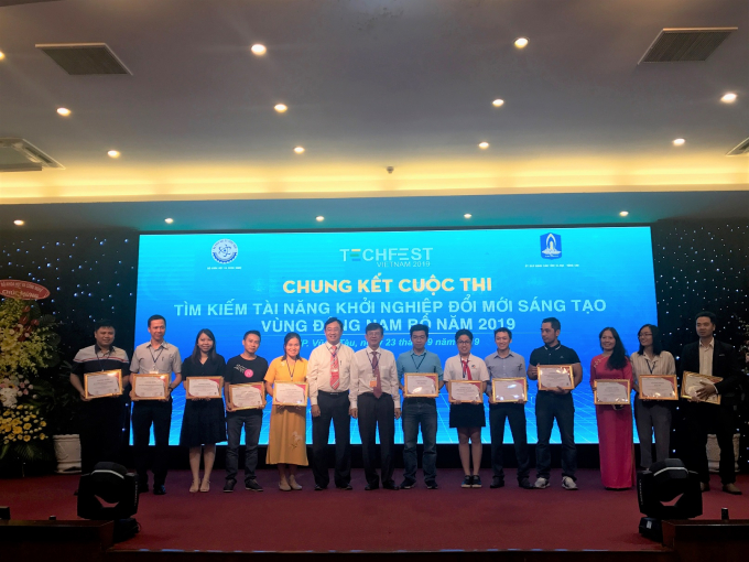 Trao giấy chứng nhận
