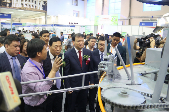 TT Tung đi thăm các gian hang 1