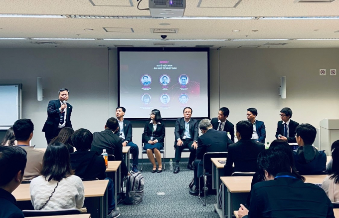 anh 2 cac dien gia trao doi