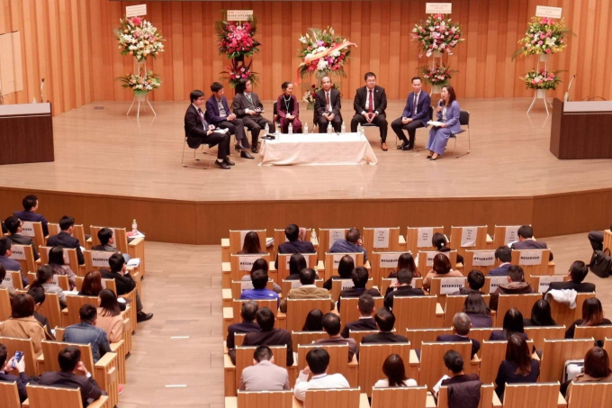 Các diễn giả cao cấp trao đổi tại Diễn 