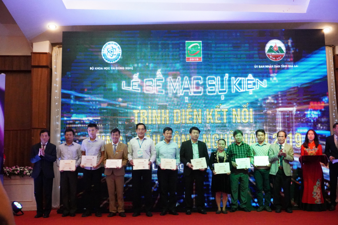 26.11 2 Trao tặng cho các đơn vị tham dự Te