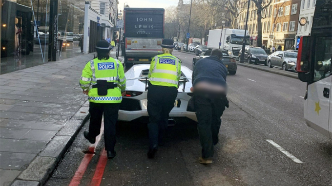 Lamborghini-Aventador-2-7852-1577334594