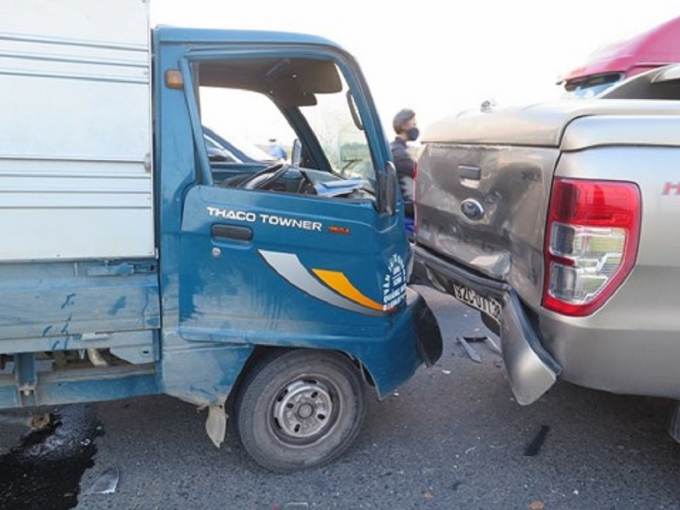 xe-tai-phanh-gap-gay-tai-nan-o-to-26d1