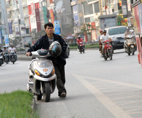 2380_xe_may_dang_di_chuyen_b____chet_may_1