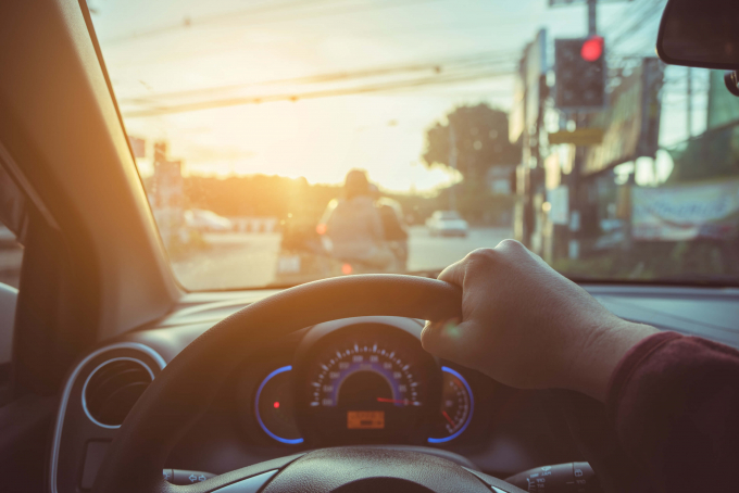 chong-choi-khi-lai-o-to-duoi-troi-nang