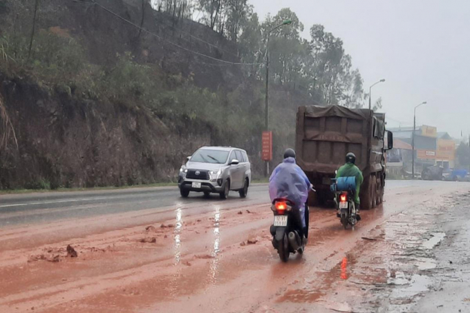 lai-xe-o-to-tren-doan-duong-cat-soi-oto-com-vn-3e7