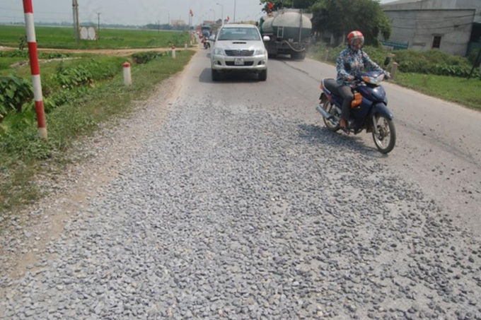 lai-xe-tren-duong-soi-da-oto-com-vn-b766