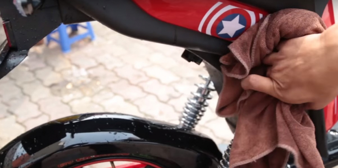 huong-dan-rua-xe-may-dien-dung-cach-an-toan-tai-nh