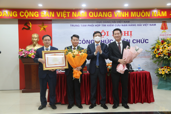 Thứ trưởng trao bằng khen của Thủ tướng cho Trung 