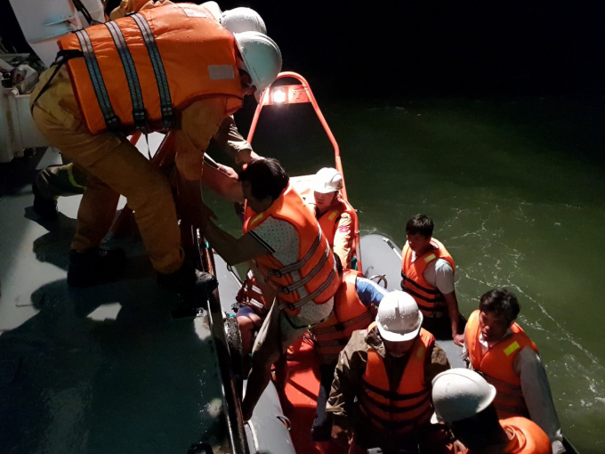 CỨU THÀNH CÔNG 05 THUYỀN VIÊN TÀU CÁ BTh 96297 TS 