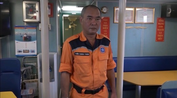 Thuyền trưởng Thanh tại câu lạc bộ của tàu SAR412