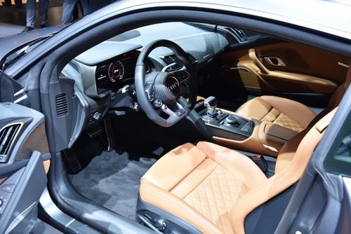 Nội thất của R8 2016 được thiết kế lại hoàn toàn.