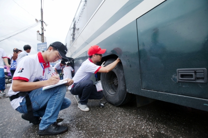 ky-thuat-vien-cua-bridgestone-thuc-hien-6-buoc-cha