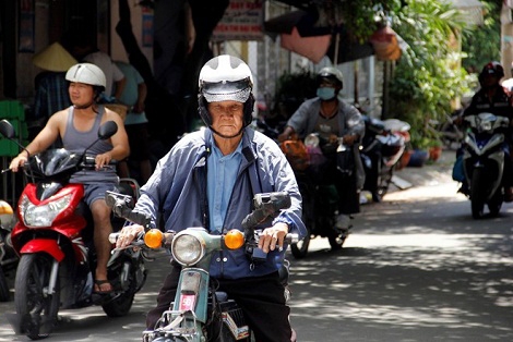 20141009_nguoicaotuoithamgiagiaothong