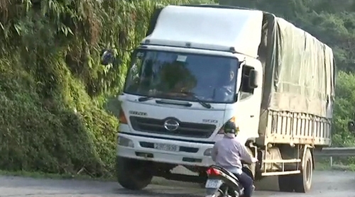 Xe quá tải đe dọa mất an toàn Quốc lộ 4C