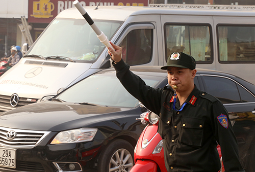 canh-sat-co-dong-duoc-hoa-trang-su-dung-camera-tuan-tra-kiem-soat