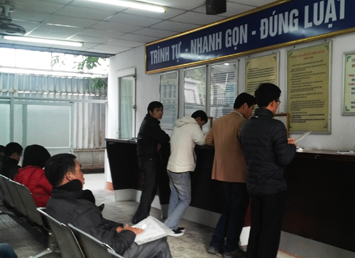 nguoi-dan-do-xo-doi-giay-phep-lai-xe-pet-du-chua-den-han