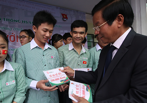 sinh-vien-gop-tien-giup-tau-ca-bi-tau-sat-trung-quoc-dam-chim