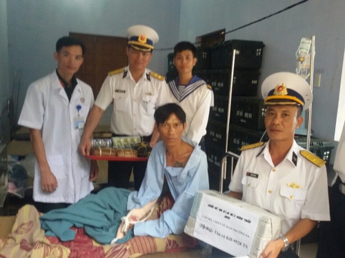 chien-si-truong-sa-cuu-mot-ngu-dan-nuoc-ngoai-vao-