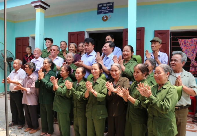 Dong doi Cuu TNXP Vũ Thị Xuân truoc ngoi nha moi