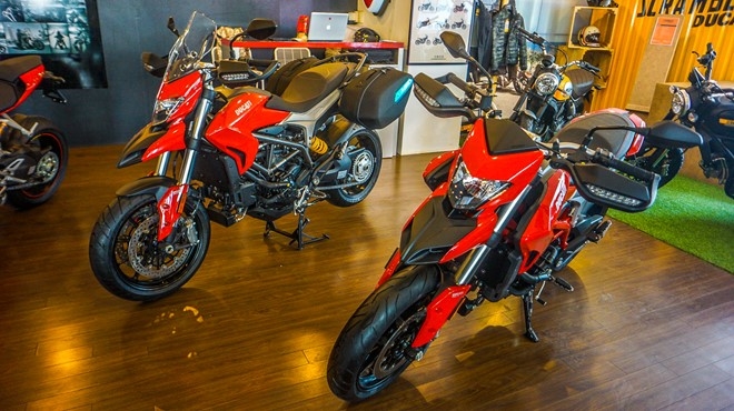 Hypermotard_939_va_Hyperstrada_939