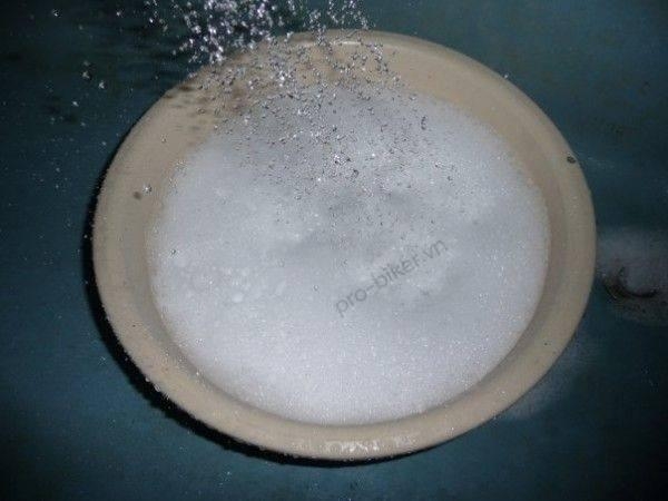 cach-ve-sinh-non-bao-hiem-tai-dat-3