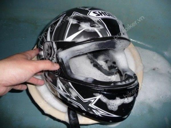 cach-ve-sinh-non-bao-hiem-tai-dat-5