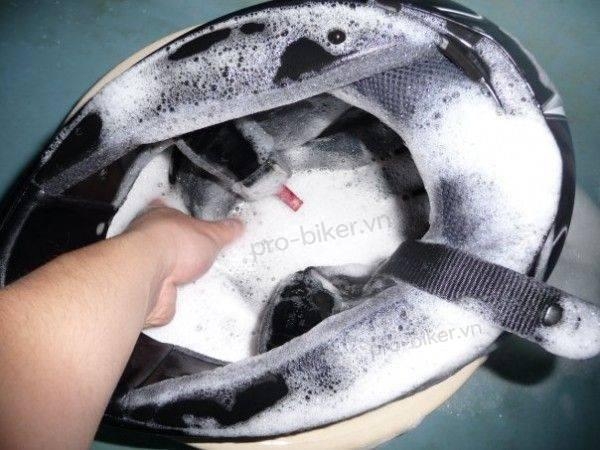 cach-ve-sinh-non-bao-hiem-tai-dat-6