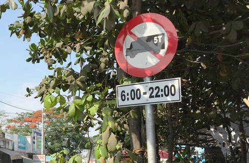 bien-cam-bi-boi-den-xe-tai-tun-1945-5774-147883990