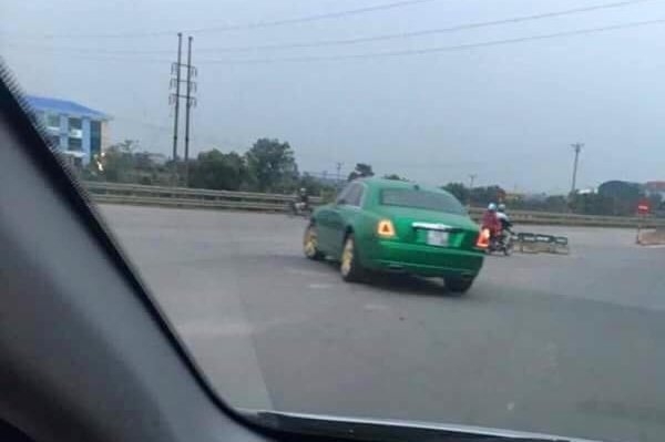 20161216082757-choang-voi-rolls-royce-ghost-mau-nh