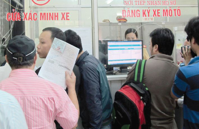 nop-phi-truoc-ba-ban-3b12