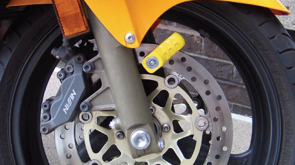 Nhung-goi-y-bao-ve-xe-may-khoi-dao-chich-1