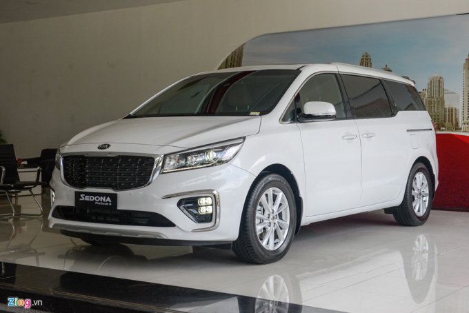 Kia_Sedona_1