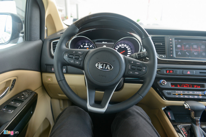 Kia_Sedona_12