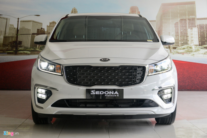 Kia_Sedona_2