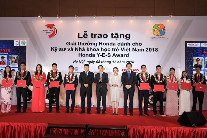 trao giai thuong cho 10 thi sinh tieu bieu