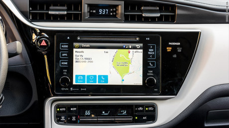 lai-xe-o-to-an-tren-duong-ngay-tet-oto-com-vn-1-d9