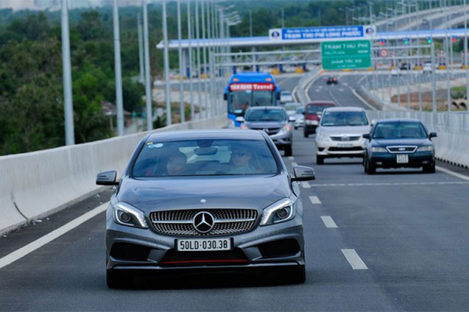 lai-xe-o-to-an-tren-duong-ngay-tet-oto-com-vn-2-64