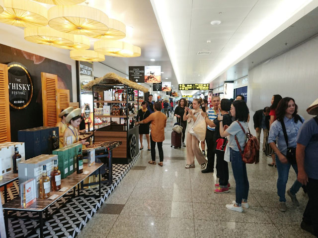 NIA-to-chuc-thu-nuoc-hoa-my-pham-va-do-uong-cho-3