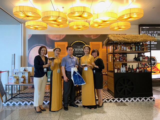 NIA-to-chuc-thu-nuoc-hoa-my-pham-va-do-uong-cho-4