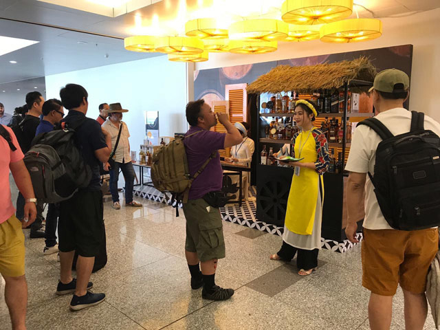 NIA-to-chuc-thu-nuoc-hoa-my-pham-va-do-uong-cho-ha